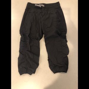 Girls size 12 ivivva cropped cargo pants!